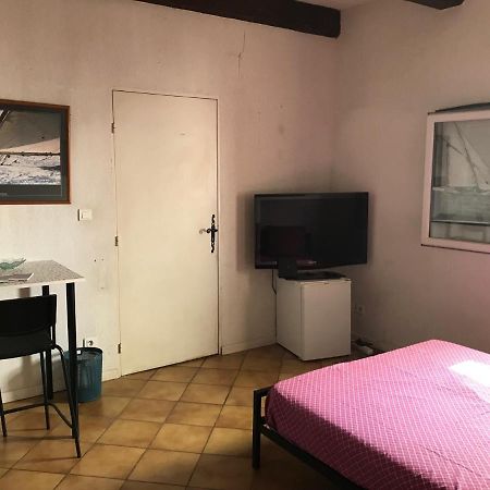 Chambre Climatisee Avec Sdb Privee Dans Une Villa Avec Piscine Ouverte D'Avril A Mi Octobre Marseille Kültér fotó