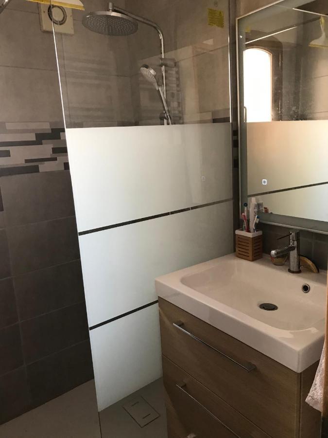 Chambre Climatisee Avec Sdb Privee Dans Une Villa Avec Piscine Ouverte D'Avril A Mi Octobre Marseille Kültér fotó
